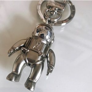⚡️FLASH SALE⚡️NWOT 💯% Auth L Vuitton spaceman keychain RARE